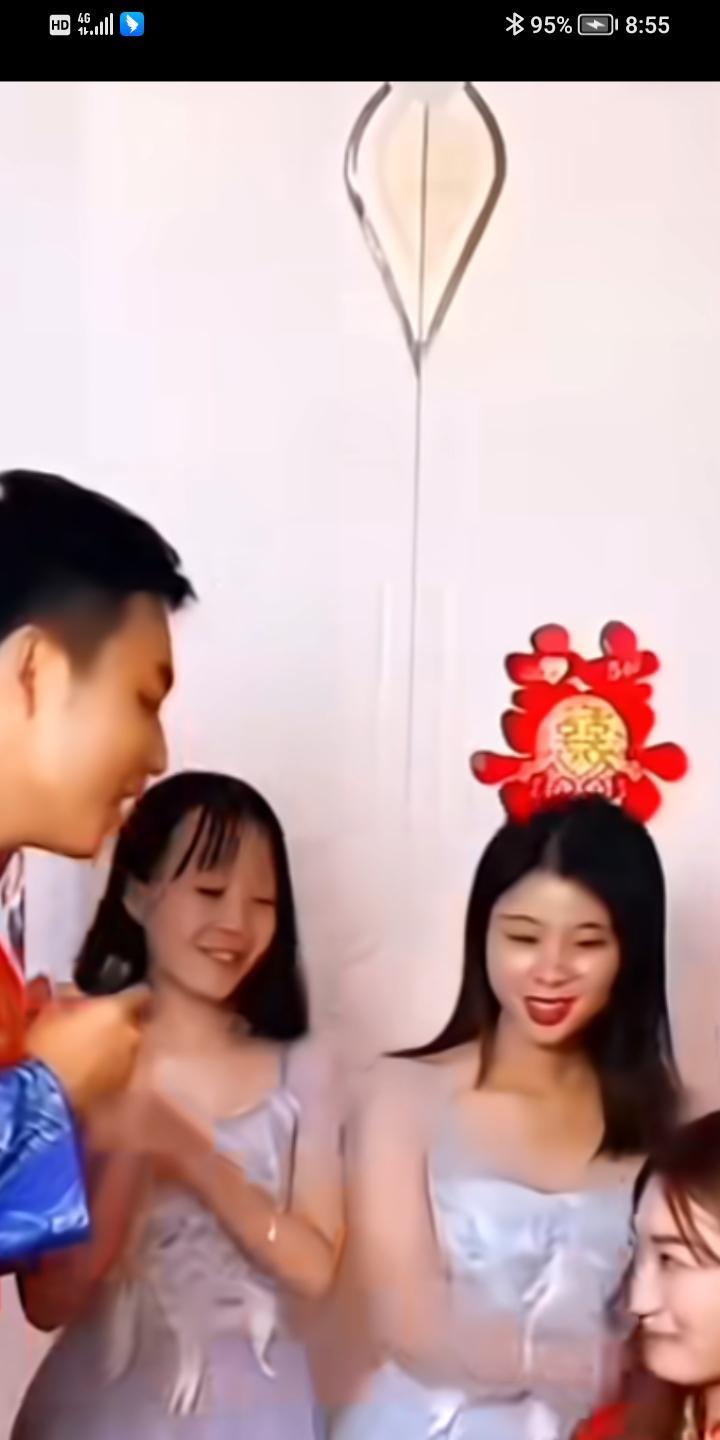退婚，结婚当日，新娘问新郎？我和你妈同时掉水里，你先救谁，新郎直接就说：先救我妈