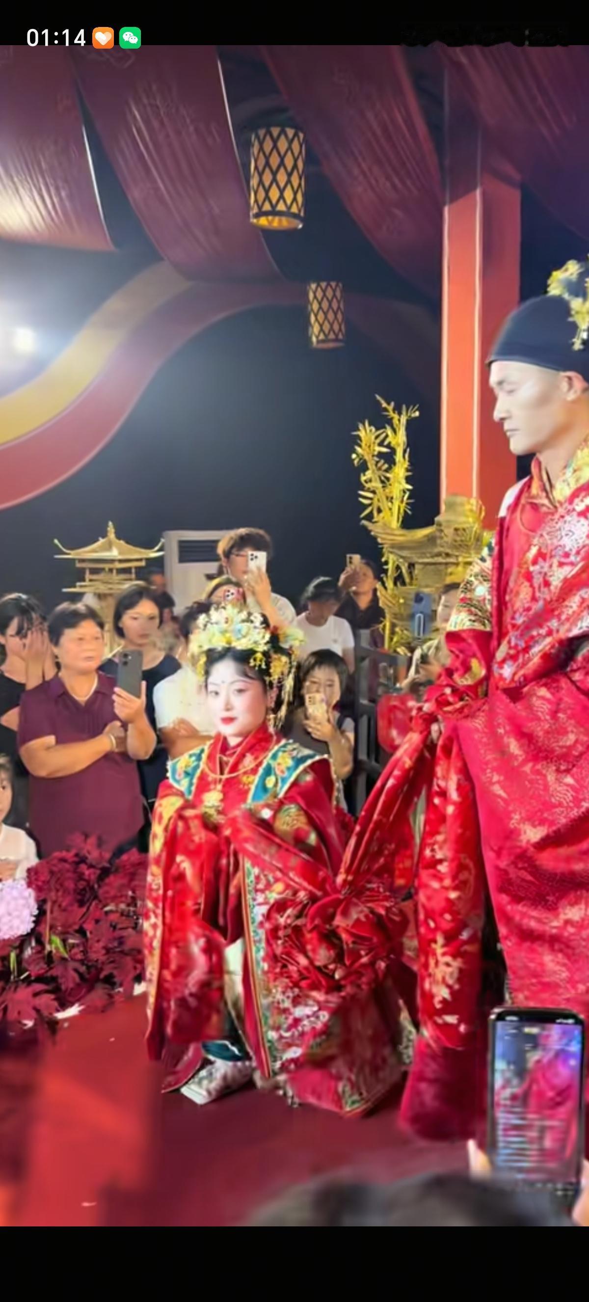 1米高千万身价新娘“李大可爱”又结婚了，这是她第三次嫁人了，新郎180cm，这次