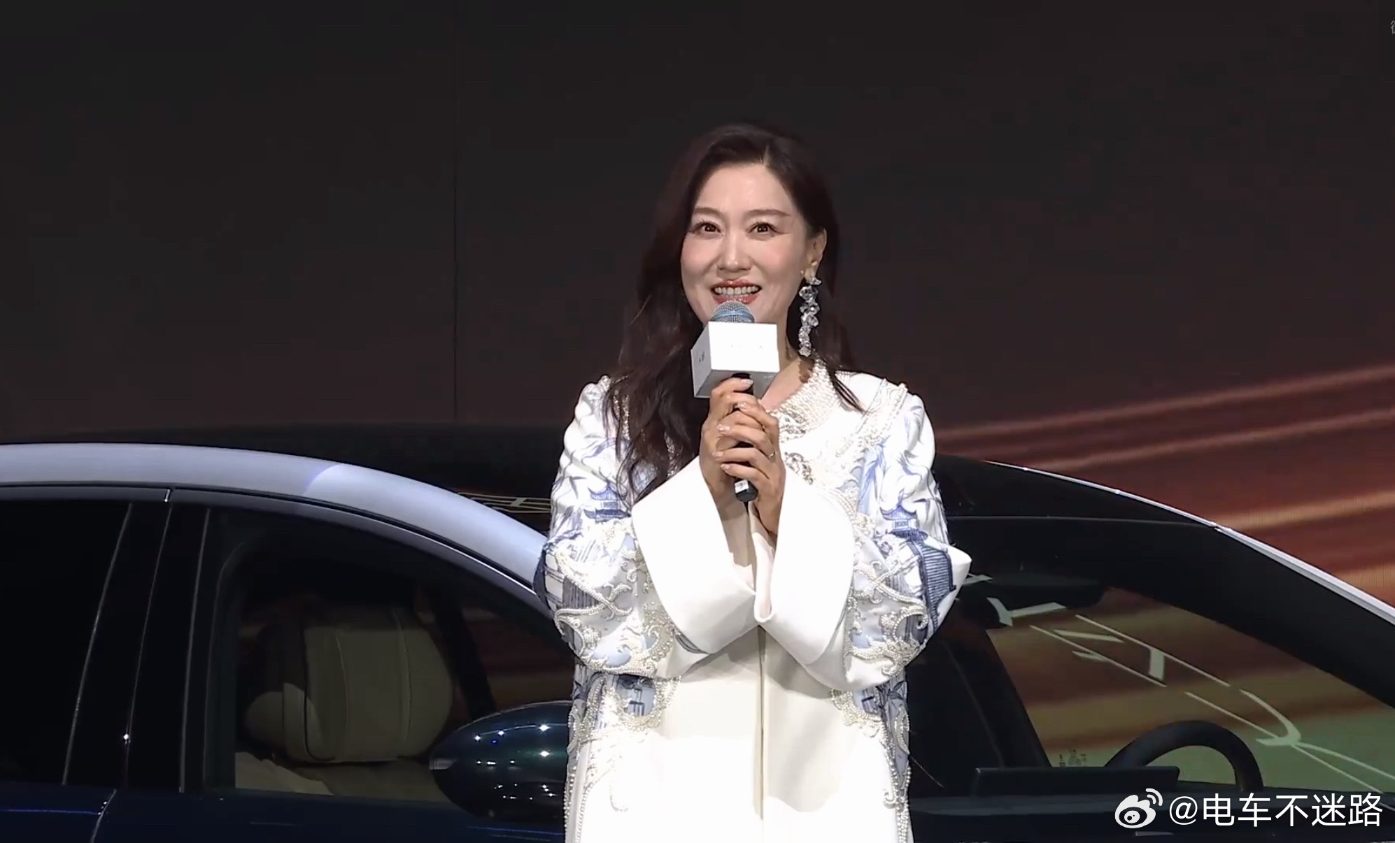 比亚迪大汉全球首位车主谭晶女士，乘坐比亚迪大汉登场发布会，好美好有气质啊👏🏻