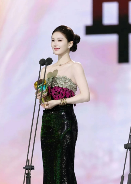 女神就这么闪耀大赏，赵露思太有气质了昨天真是妥妥的荣耀加冕