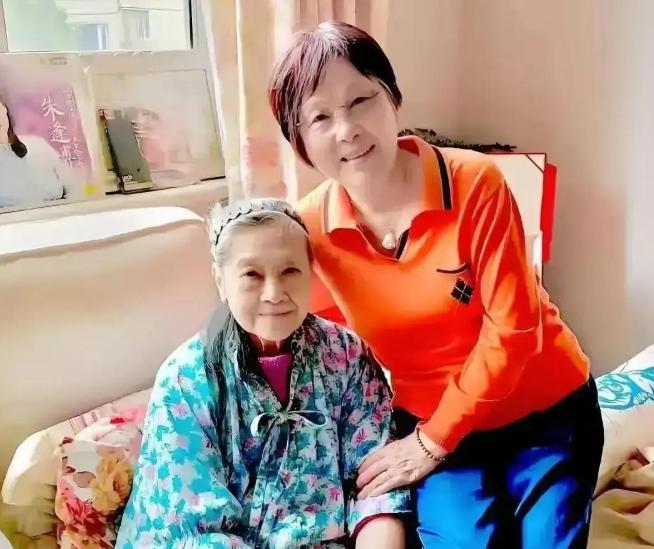 89岁的朱逢博，现在住上海郊区一套200平的复式大房子里，这套房子，是她的儿子施