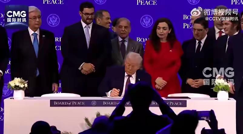 特朗普于瑞士达沃斯论坛上，与十多个国家签署了和平协议。不过，签署协议的国家大多是