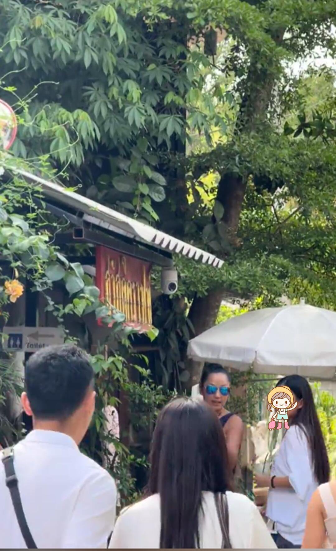 清迈偶遇瞿颖一家四口吃瓜刷到路人偶遇路透，着实羡慕瞿颖松弛的海外日常。网友在清迈