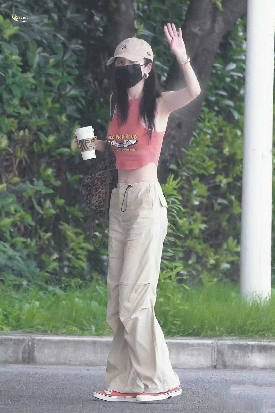 杨幂内娱私服风向标杨幂！日常出街造型松弛感拉满，刚柔混搭风格百变，简约单品穿出