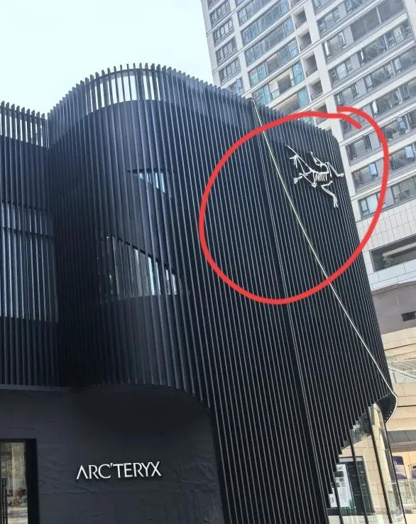 始祖鸟今年的业绩算是完了做过服装的都知道一个主打户外、倡导敬畏自然的品牌