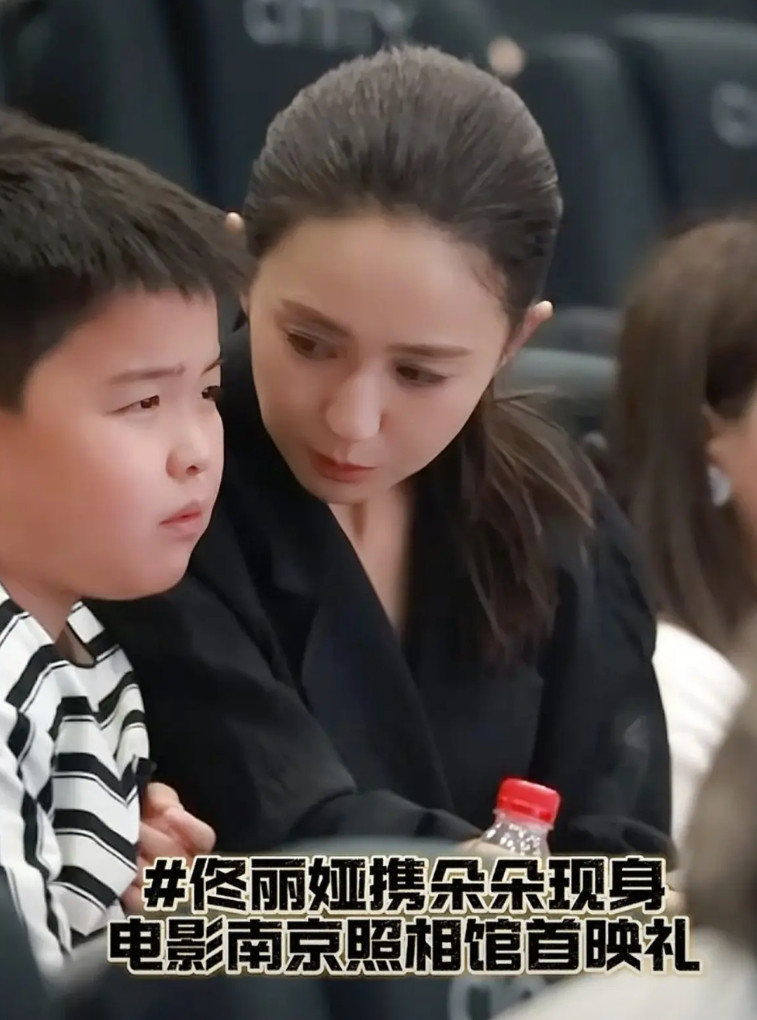 佟丽娅真会生啊！生的这个小朋友和他爹太像了，简直就是缩小版的陈思诚。9岁朵朵