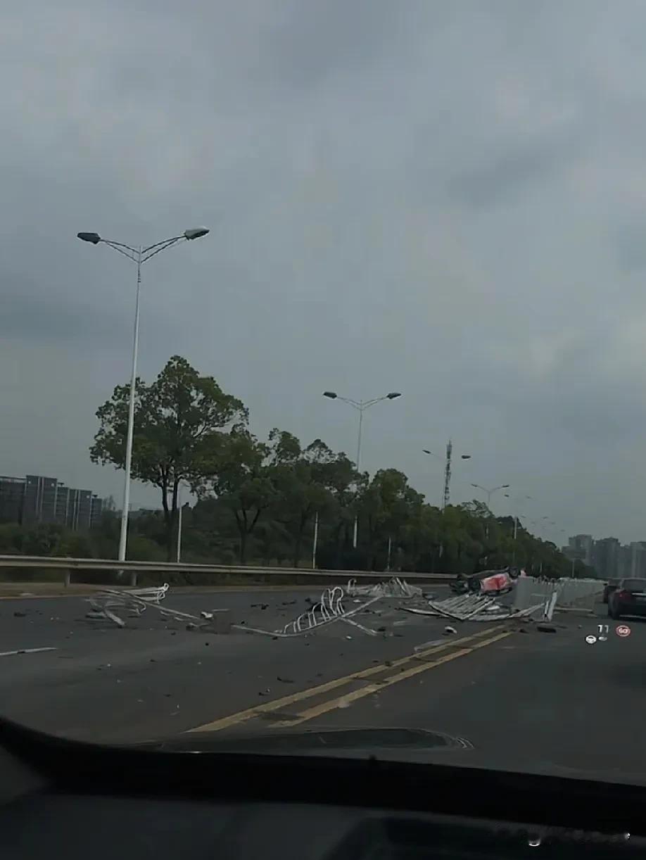长沙金星北发生一起惨烈的车祸，中间栏杆都撞没了几米，车辆也翻了，可想而知当时车速
