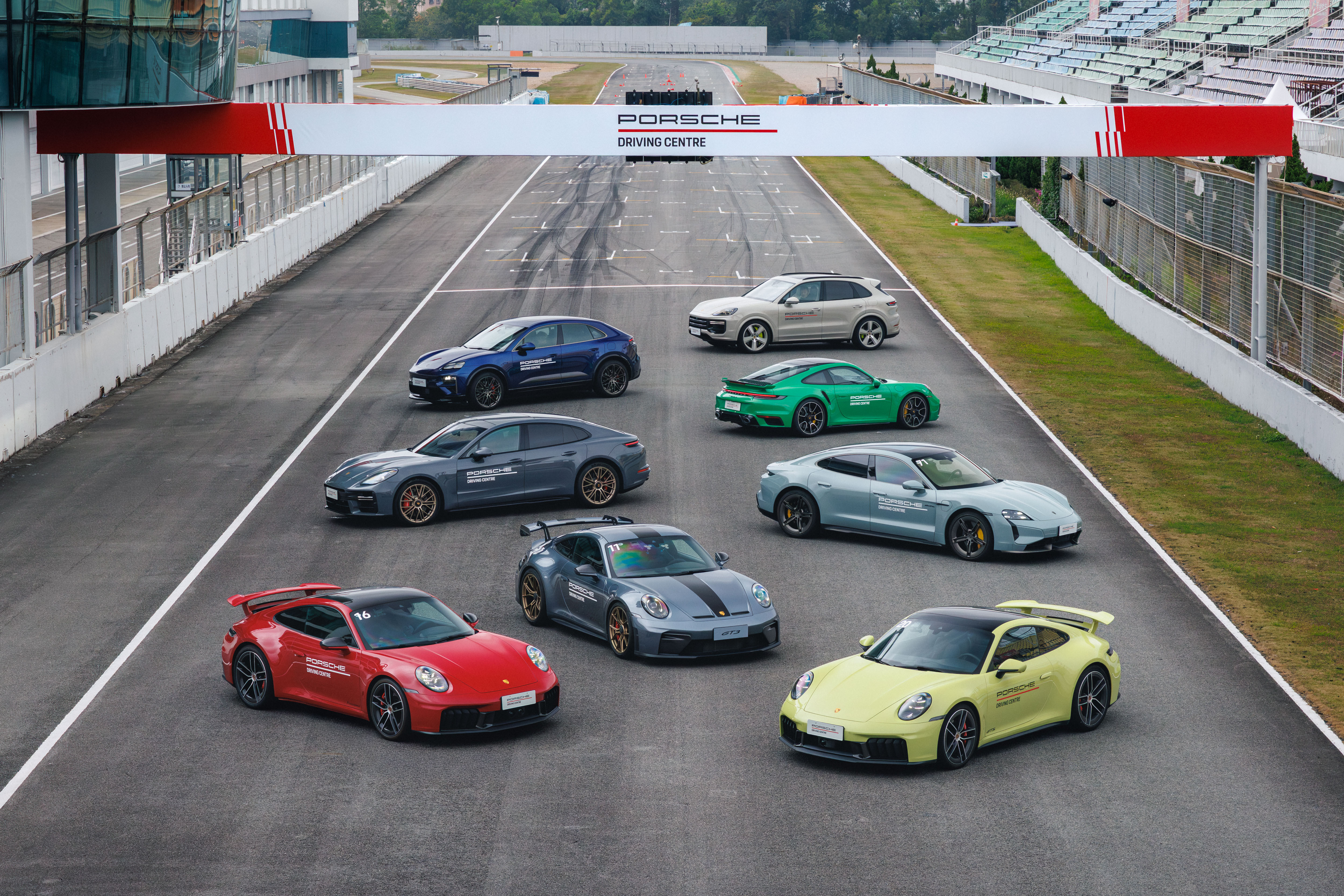 兄弟们到选车时间了，选哪台上赛道好？快点在线等。保时捷驾驶中心锋芒跑车典范保时捷