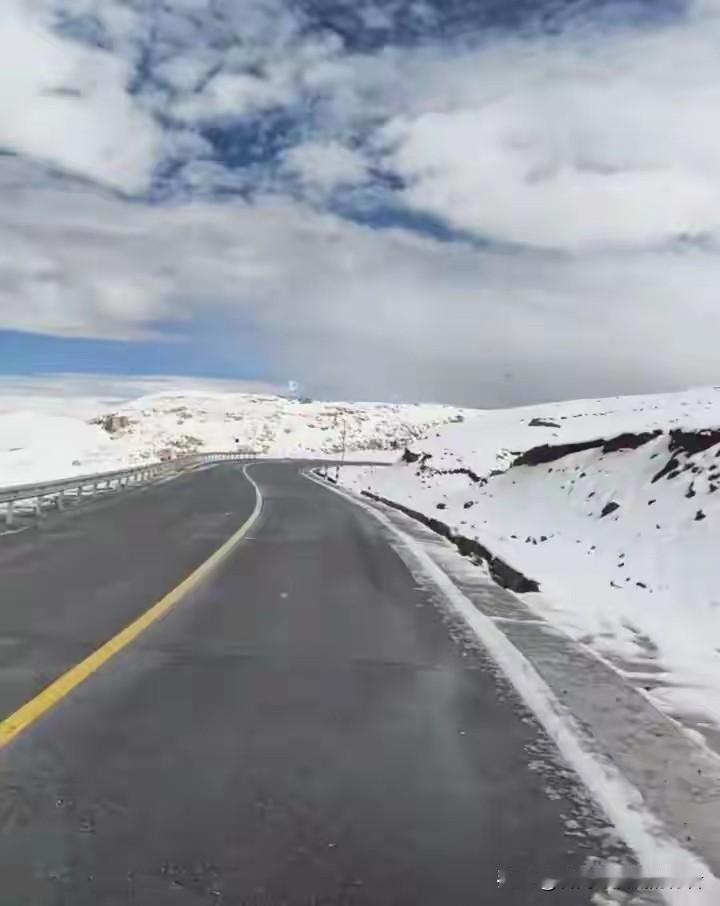 大雪封山了，您还在国庆节旅行的路上吗？国庆第一天可太突然了！新疆喀