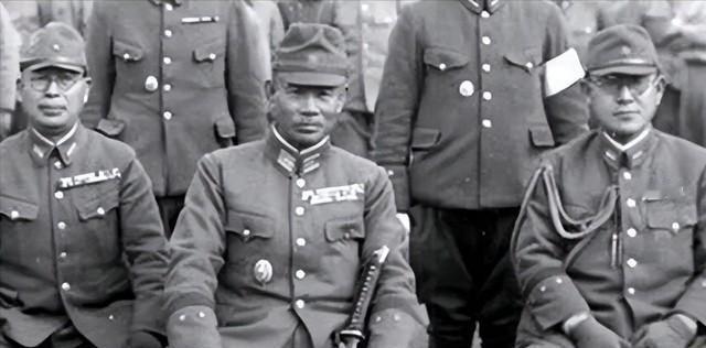 1939年，日军召开宴会，一个军统特工趁机混入其中，他拿出了一包剧毒，悄悄撒进酒