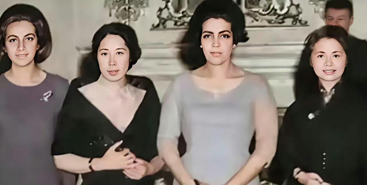 以图说史｜1963年，王光美和张茜出访印尼时，留下的一张珍贵照片。