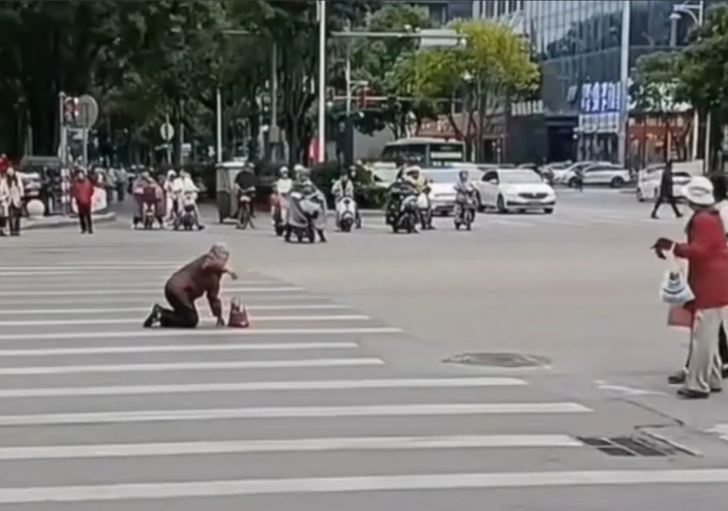今天刚看到的新闻，一个老太太摔倒在马路上，挣扎了很久都起不来，在周围求助很久也无