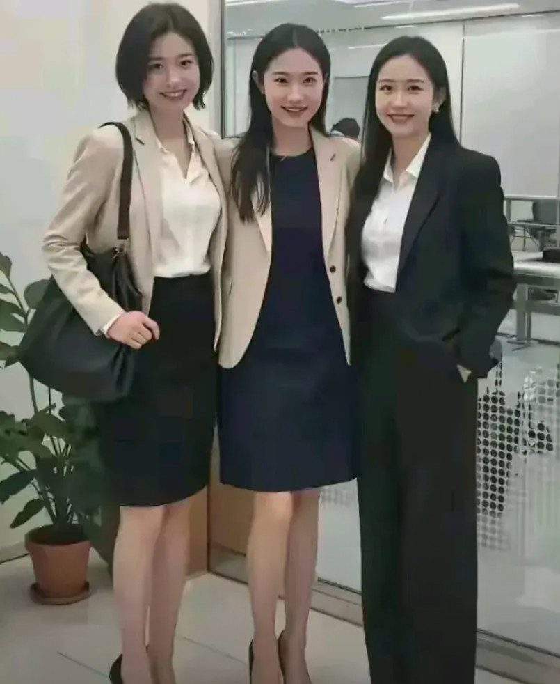 中间的女人最美，颜值太高了！