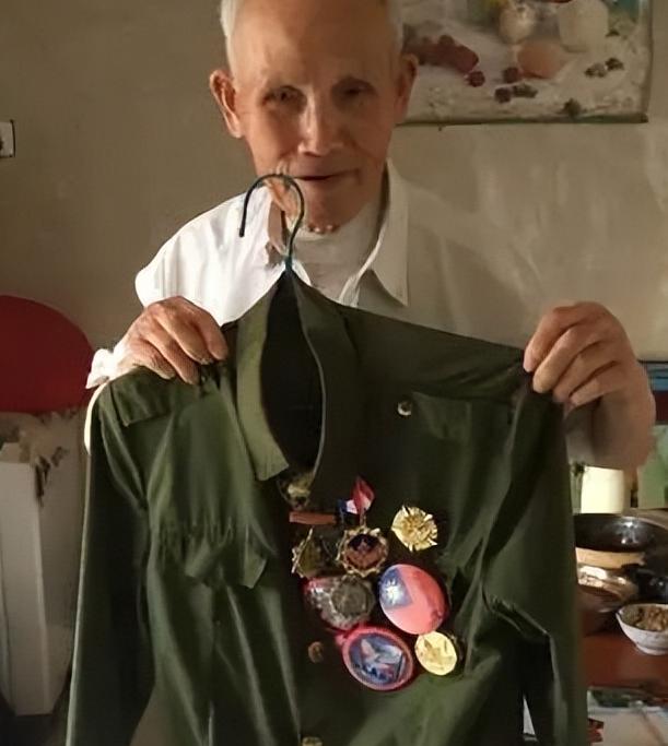 1945年，一名机枪手为了躲避日军，选择绕上山路前进，没想到意外发现100多名正