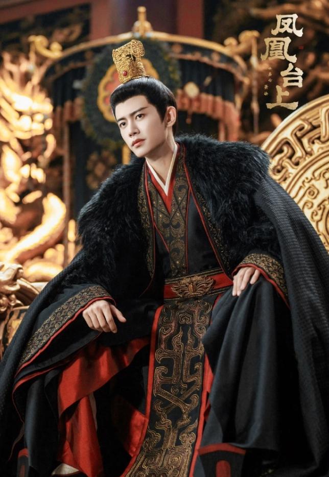 任嘉伦彭小苒《凤凰台上》豆瓣开分4.8！剧情实在太老套了，男女主也毫无CP感，