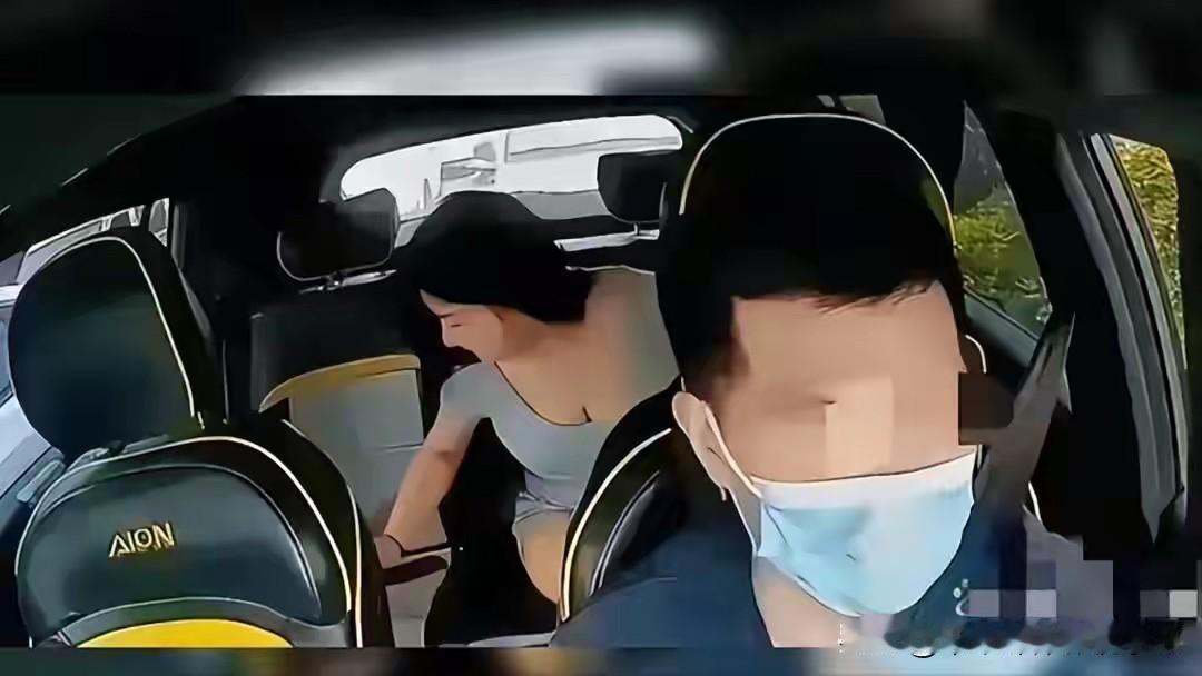 标题：网约车司机凌晨崩溃报警！女乘客一番操作后淡定离开，三个细节揭开最恶心真相