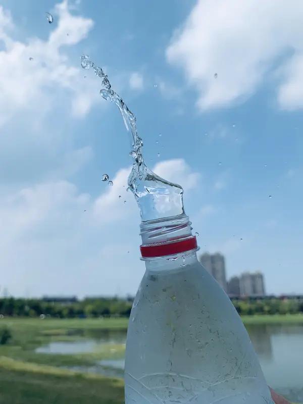 上联：粉桃缀野春山暖；下联：绿柳摇风夏水明。此下联对仗工整，意境相合，尽显夏日