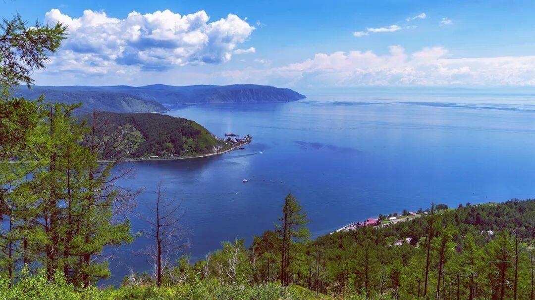 贝加尔湖以其独特的地理特征而闻名，尤为突出的是其深度，最深处达1637米，约是两