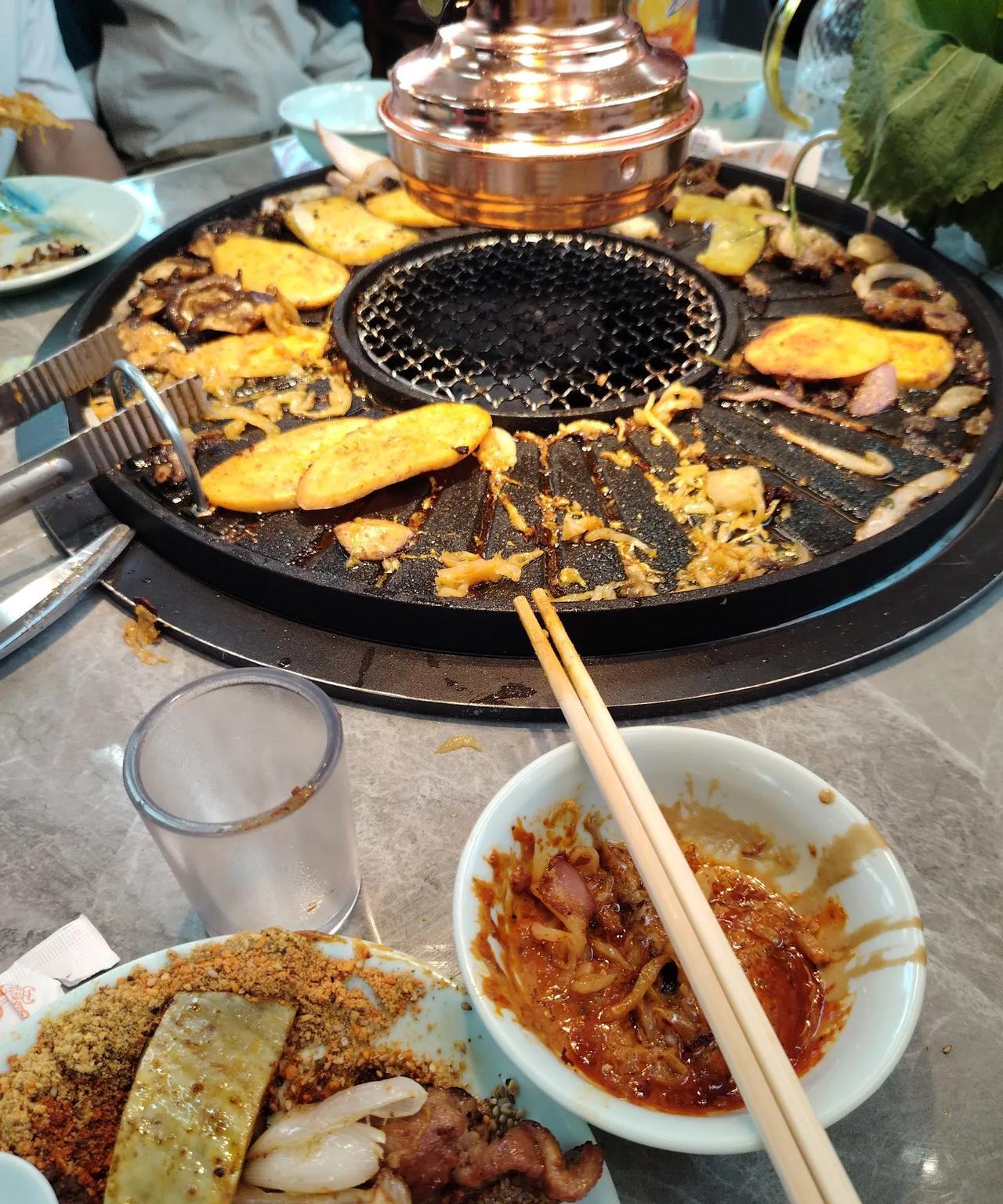 坐标济南，每月工资到手8000多，愣是攒不下钱。五一假期哪里也没去，吃了两顿大餐