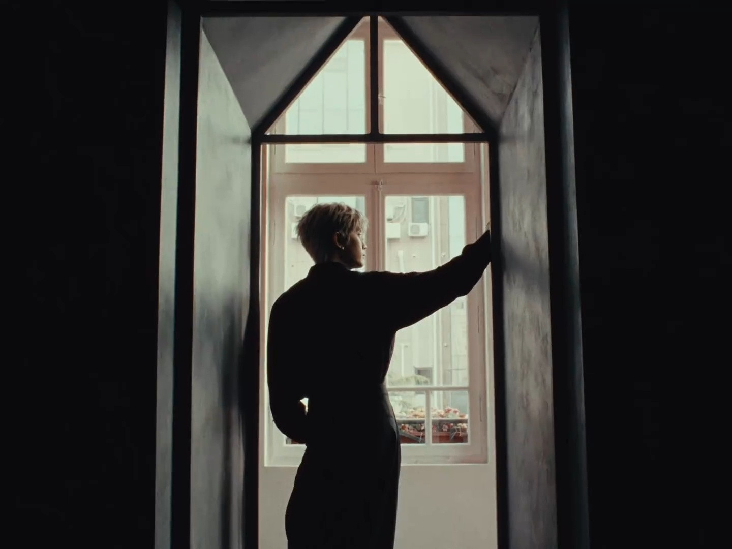 任嘉伦个人艺术中心预热！看了预告，审美真的很棒，4.22红房子见！