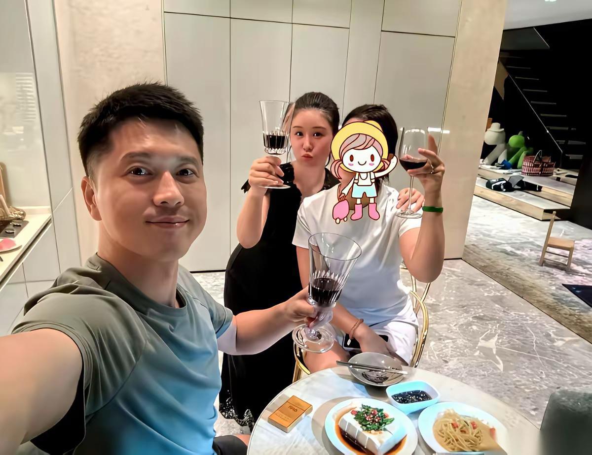 我天，一根烟，就能看出一个家好不好。很多人盯着李小萌家那三个菜，说太寒酸了，不