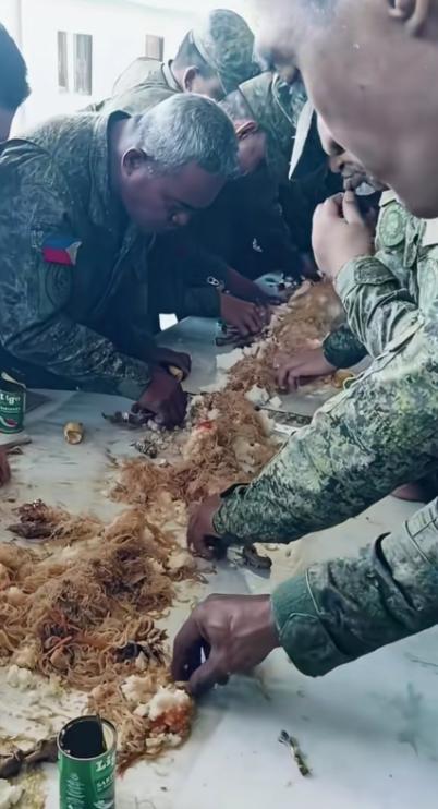 真的别小瞧东南亚的文化影响力！今天在网上看到菲律宾士兵干饭的视频属实开眼了！部队