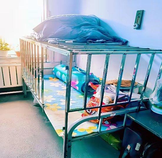 某地，一家养老院的宿舍那些不怀好意忽悠别人不婚、不育、丁克的朋友过来看看图中情景