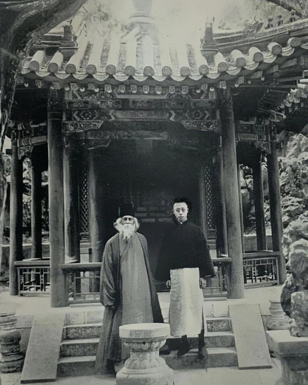 1924年，末代皇帝溥仪与来访的印度诗人和哲学家泰戈尔在北京故宫。​​​