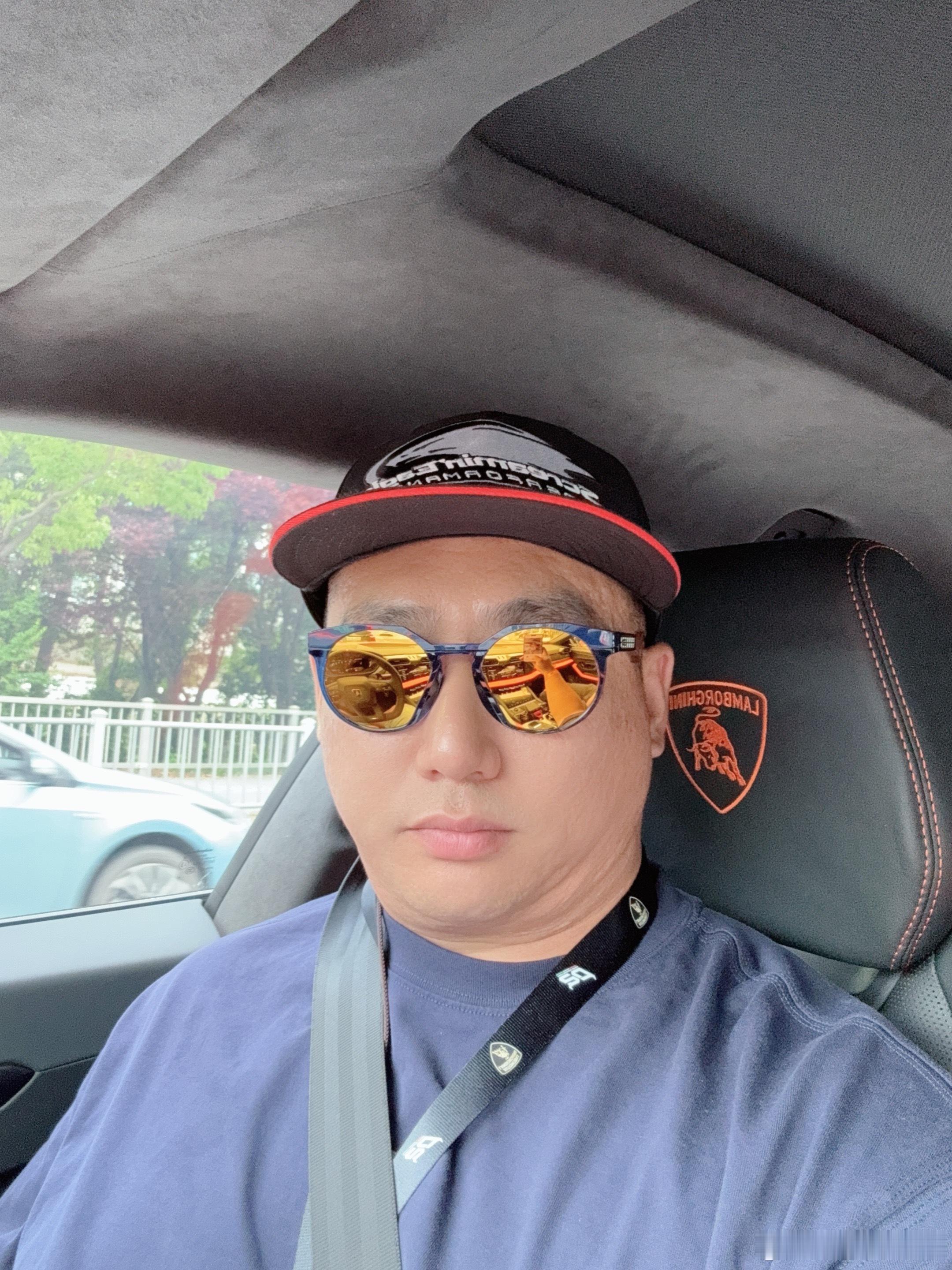 大v聊车兰博基尼出息了，周末也是开上兰博基尼代步了，每次开都是很激烈的赛道或者