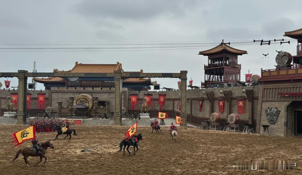 开封两日游上周六中午吃完饭打车直奔清明上河园，刚下车就被开封的热浪按在地上摩