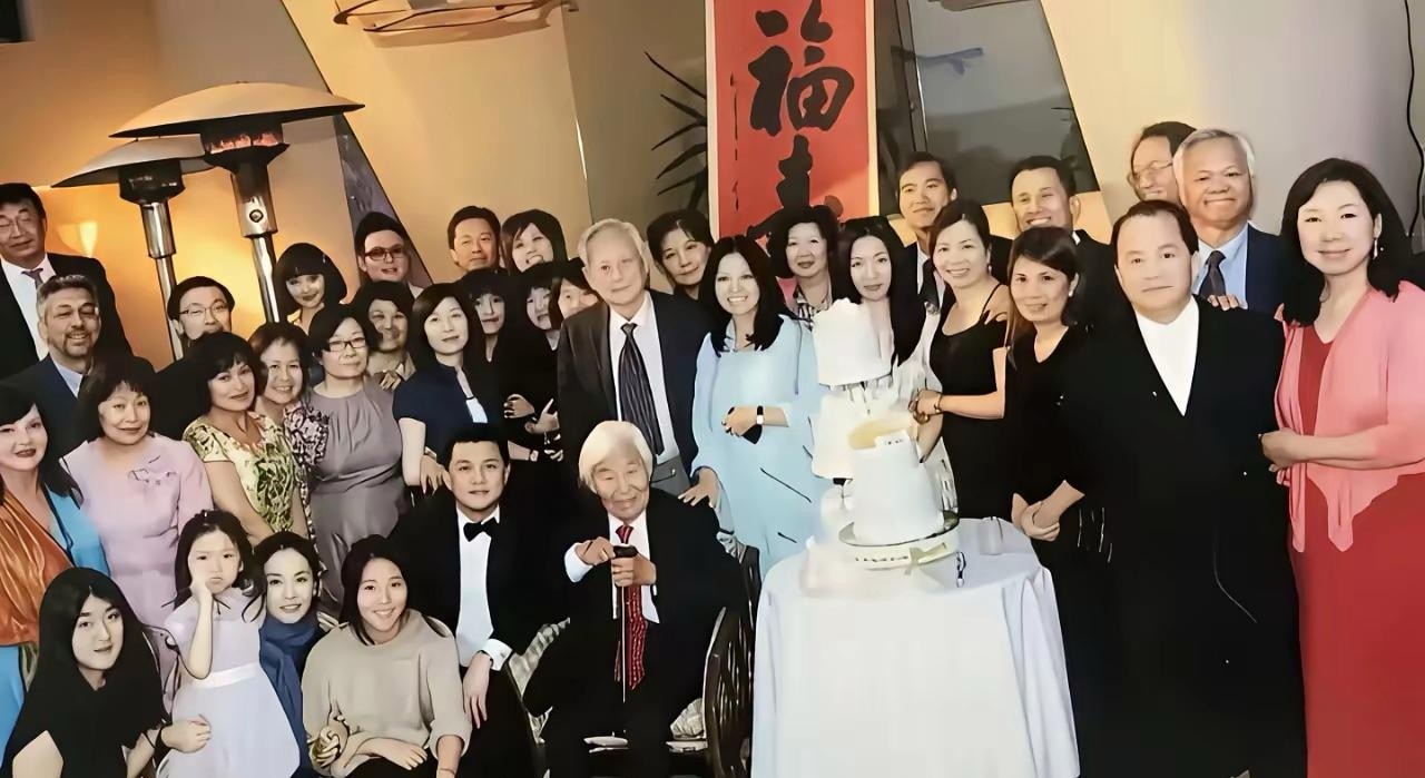 王菲应该曾深深地爱过李亚鹏。不信你看这个细节！