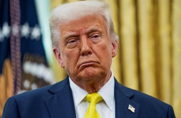 最后通牒！北京直接掐断了特朗普4月的登机口。200亿美元的对台军售，就是美国自掘