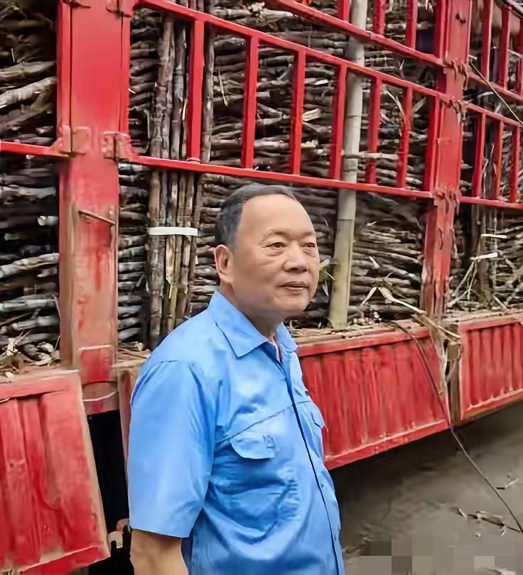 广东一家叫耀明的糖厂，最近立了个新规矩。来送甘蔗的大货车，只要在门口排队，每吨货