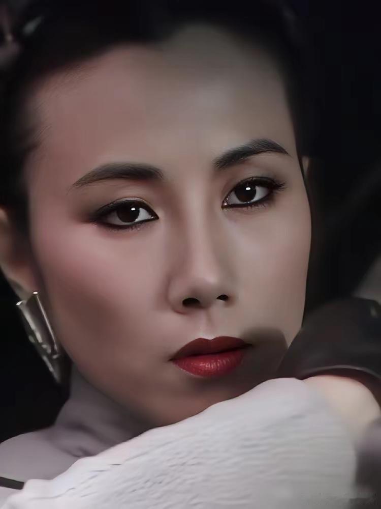 我以前真没觉得汪明荃有多美，现在才明白，什么叫顶级大女主。年轻时总觉得她一脸苦相