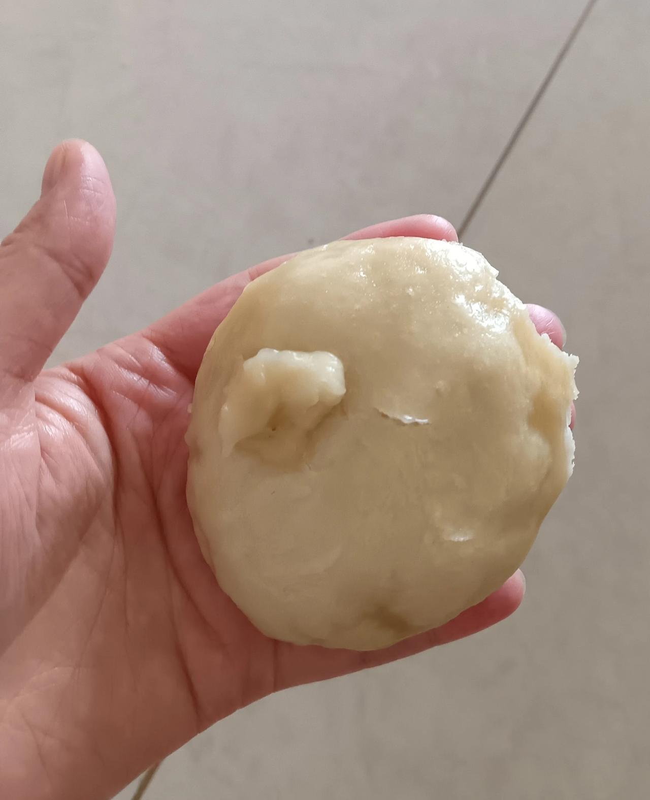 馒头蒸成这样我也是服了自己。今天心血来潮，想吃馒头就学着自己在家做。考虑到自己