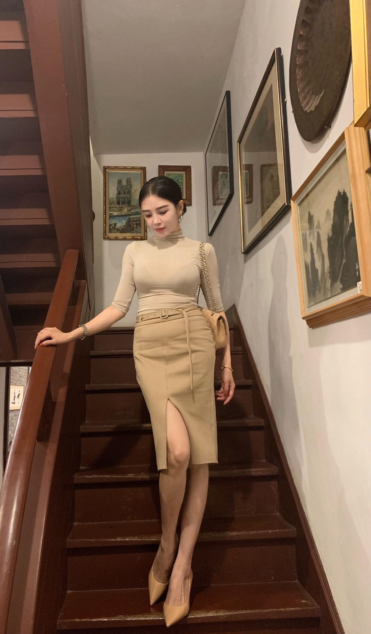 优雅气质穿搭，复古风情的室内氛围，时尚包包点缀，完美展现都市女性魅力。