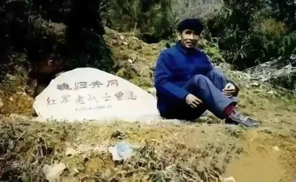 毛主席的老战友曾志，石来发坐在母亲曾志坟头，静静地陪在母亲身旁。照片里穿着