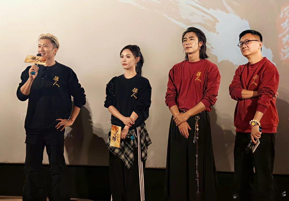 45岁的谢霆锋，28岁的此沙，一张合影，直接把“辈分”这东西给干没了。你以为这