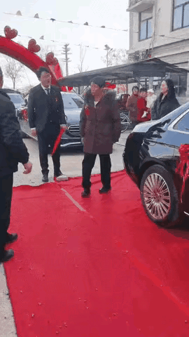 婚礼现场，新娘迟迟不下车，新郎干着急，因为新娘要的5万下车礼还没到位。这时一