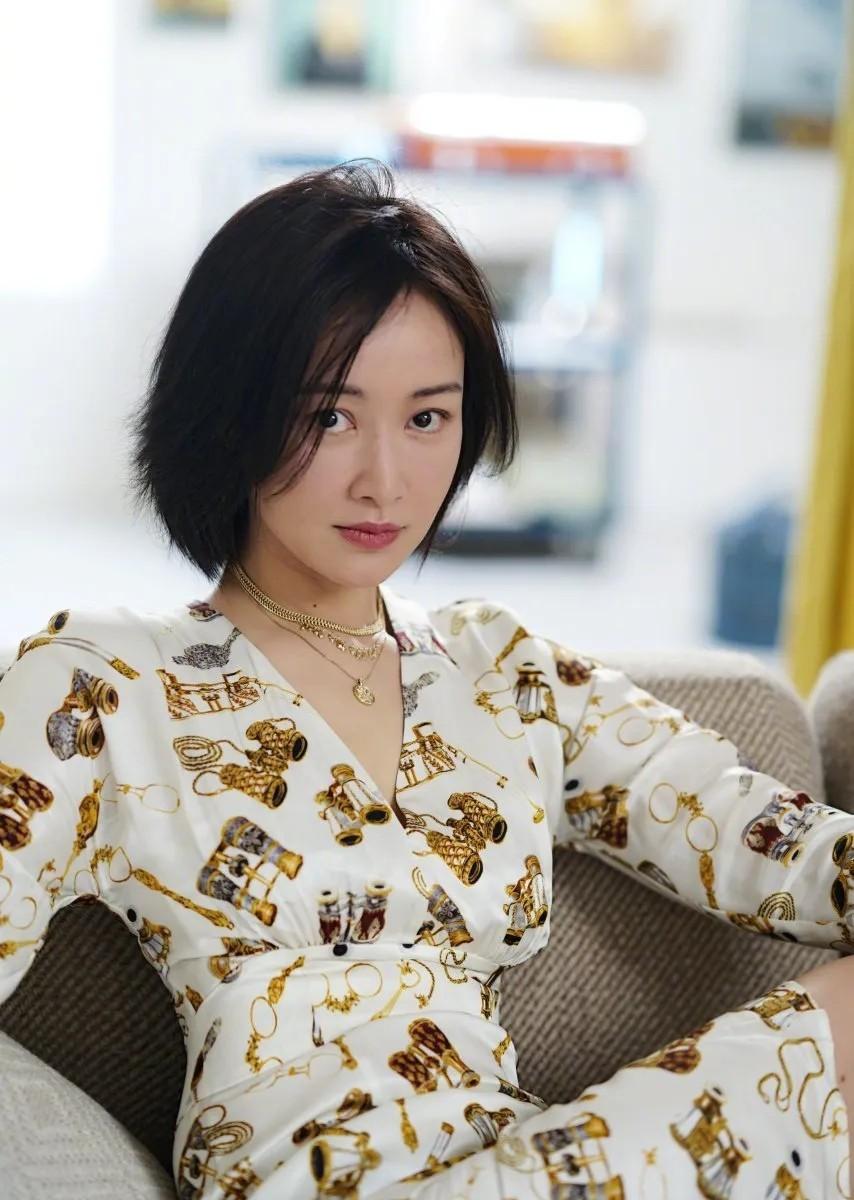 48岁女星在家带娃多年，资源却好到爆，这啥情况啊？她大二就进了央视当主持人