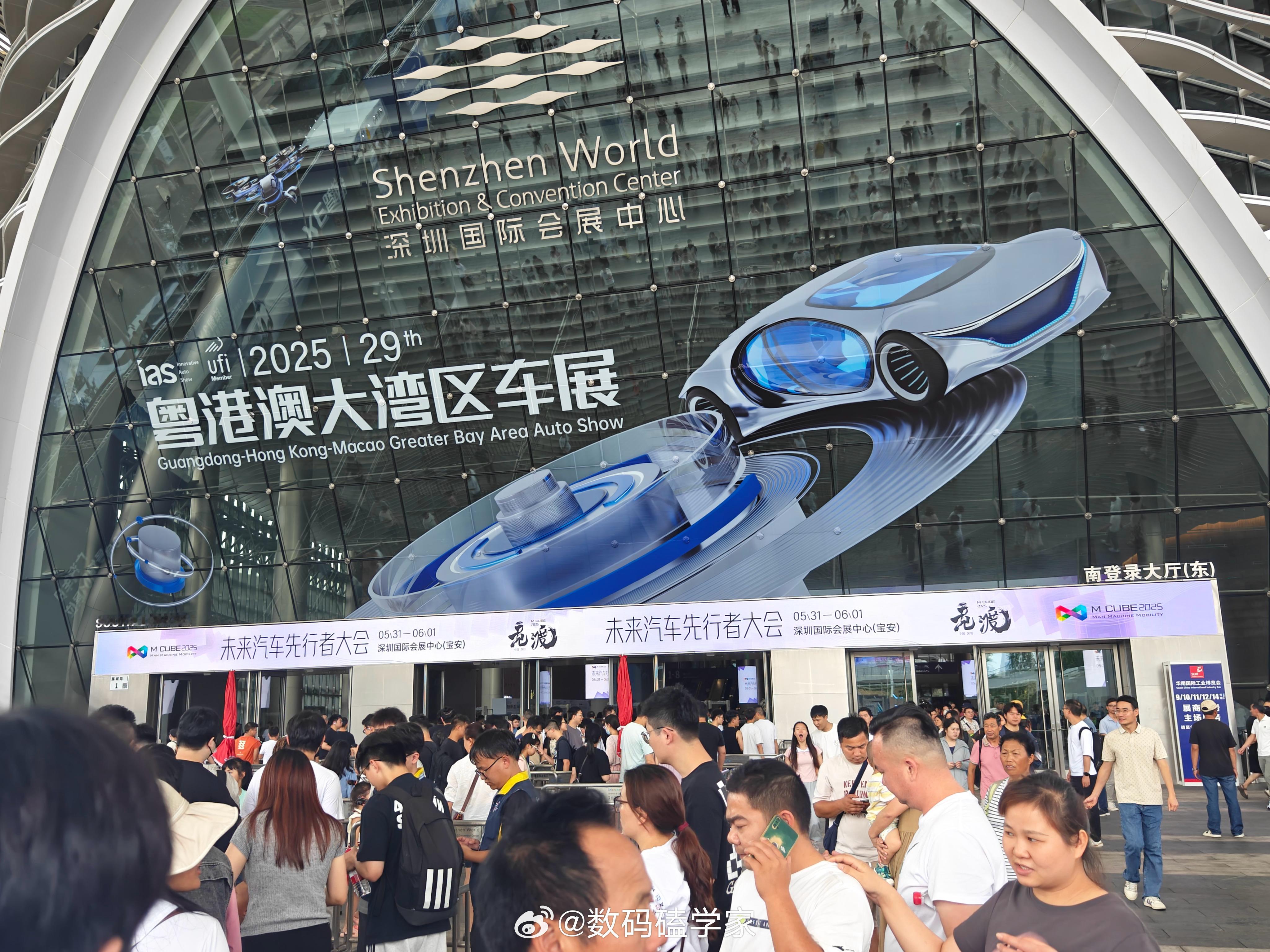 数码博主逛展日记今天的粤港澳大湾区车展比亚迪又包场了[并不简单]，整个1号馆都