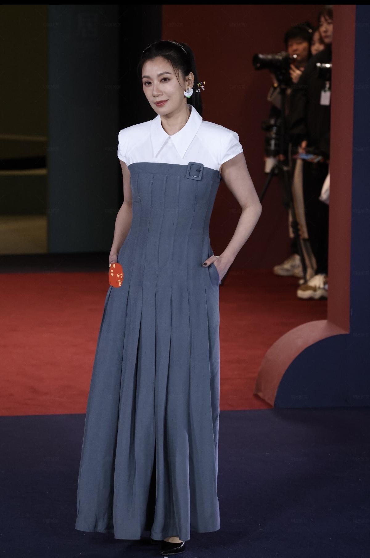 贾静雯可以变老，​也可以发福。​但是我真的接受不了她现在的穿搭品味，这几天她