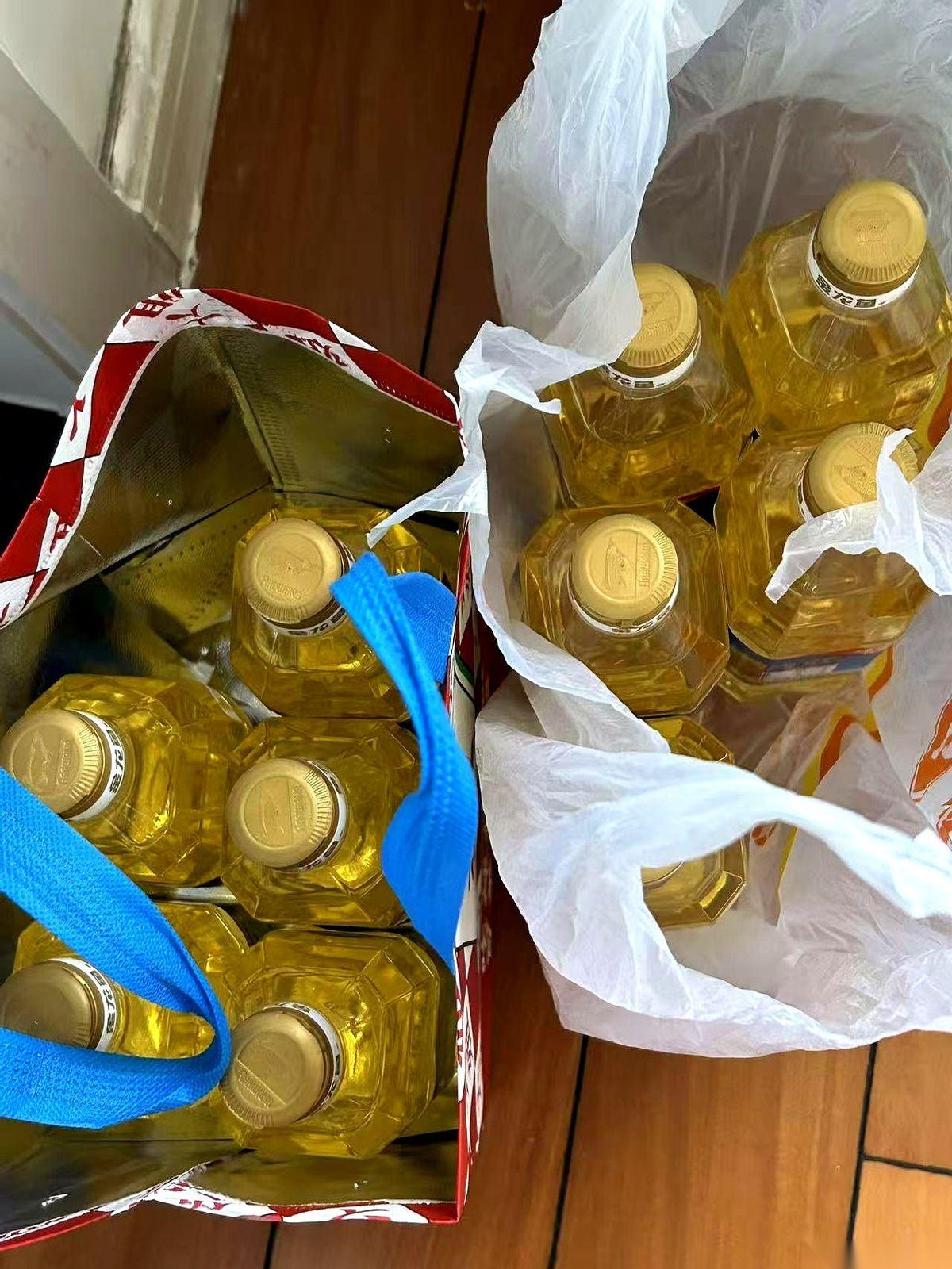 我把一个鼓鼓囊囊的袋子推到柜台前。“存20万，现金。”柜员抬起头，眼神越过玻