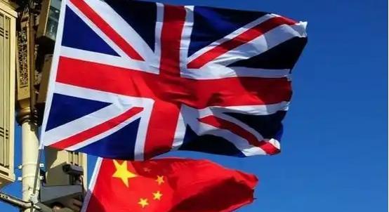 英国为什么要跟中国改善关系？其实，当老美提出想要格陵兰岛的想法时，英国就知道该给
