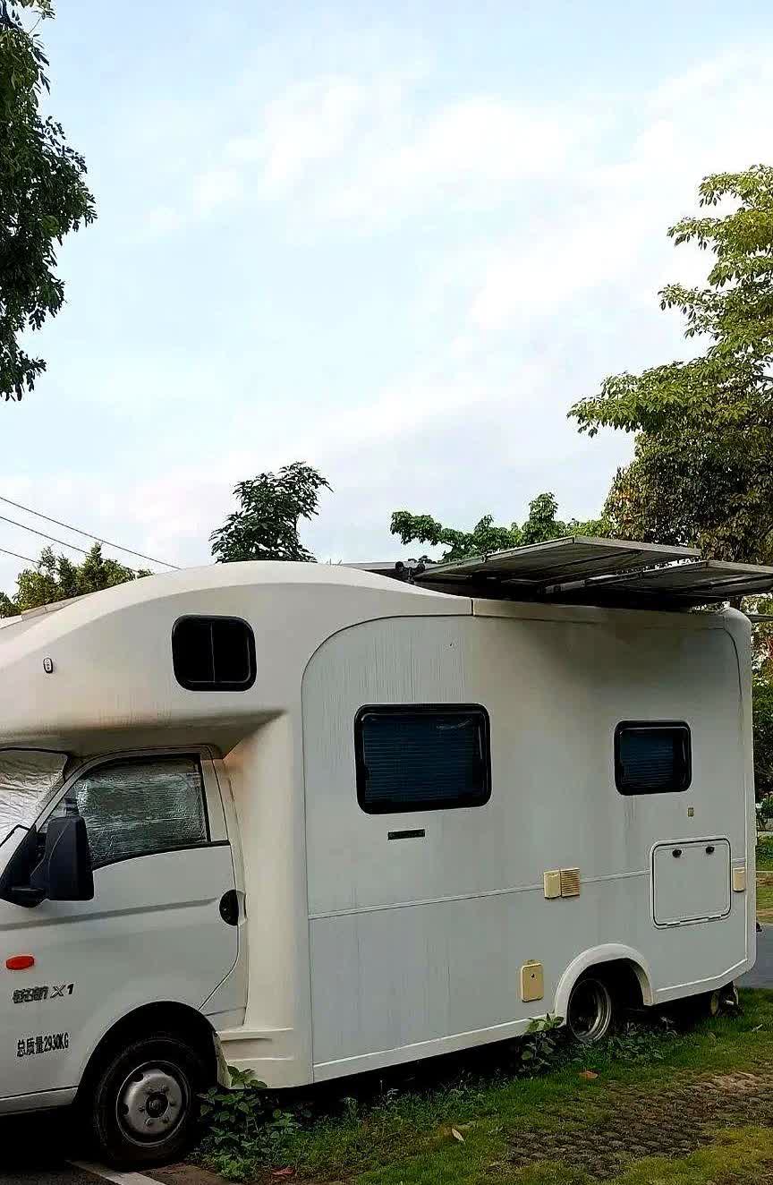 深圳有个五十来岁的大哥，房车往公园一停就是一年。车顶架着太阳能板，白天骑