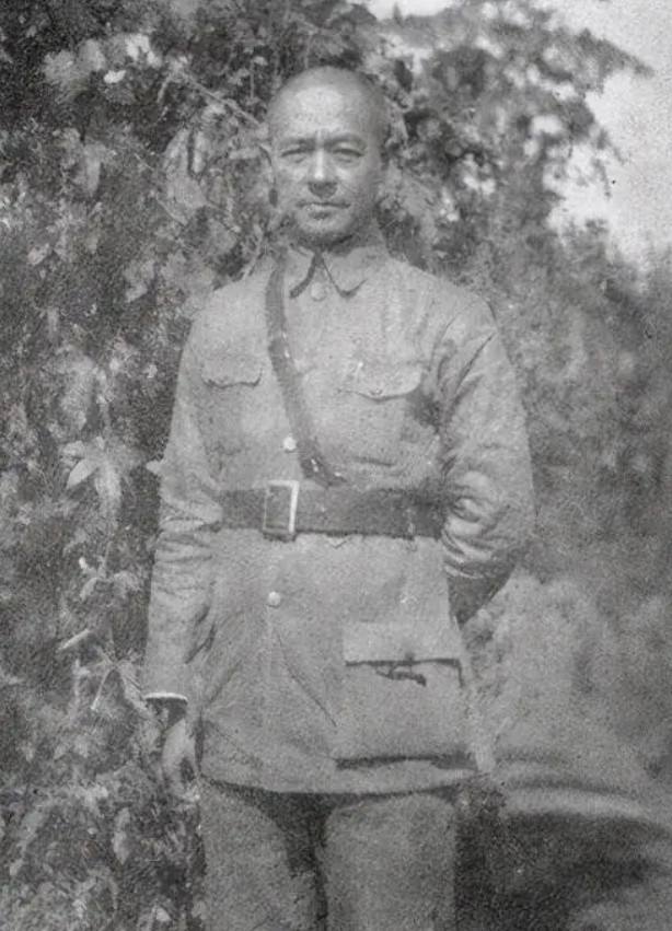 “所有人把裤子脱了”1938年台儿庄战役前，一位中年妇女找到军长找到了军长张自忠