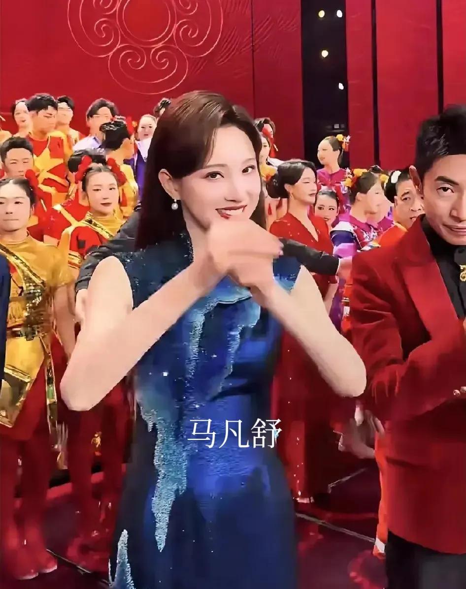 马年央视春晚，三位主持人中，我觉得龙洋端庄大气，有董卿主持的风范。但按颜值，马