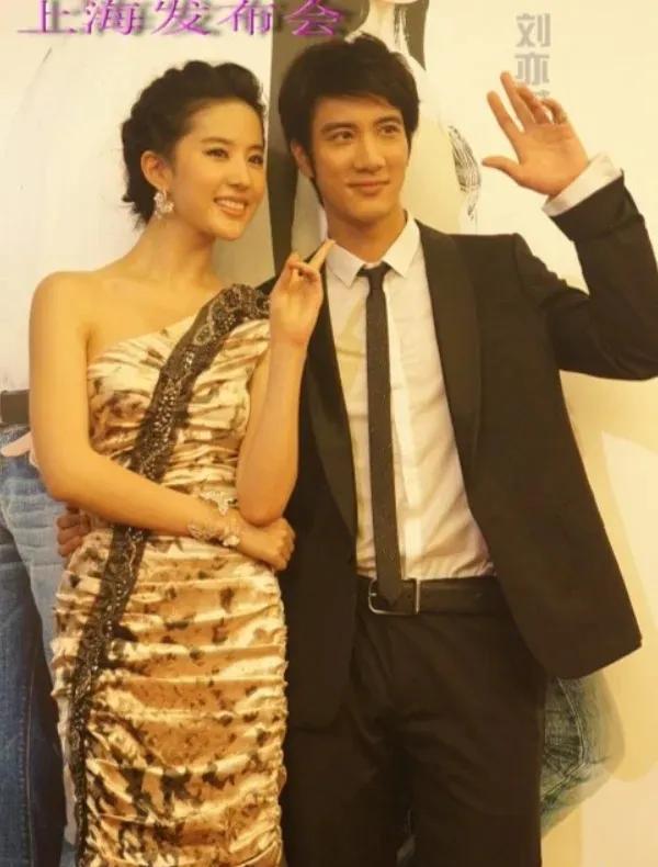 刘亦菲和王力宏的合照，真的郎才女貌，不知道他们合作过什么影视剧啊。#明星刘亦菲