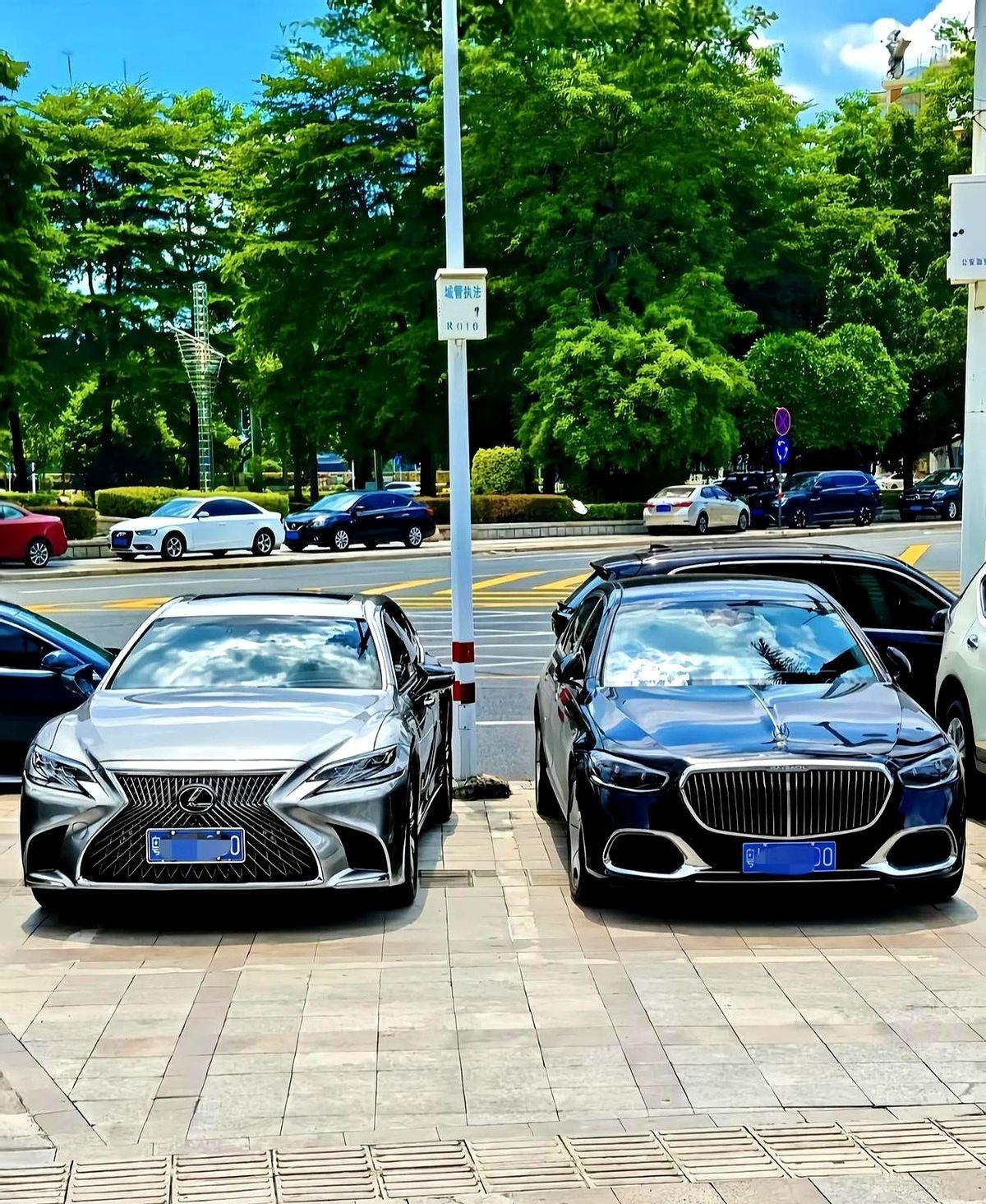 雷克萨斯LS停在一台迈巴赫S级旁边，感觉真不太一样。这俩车差别挺大的。LS车