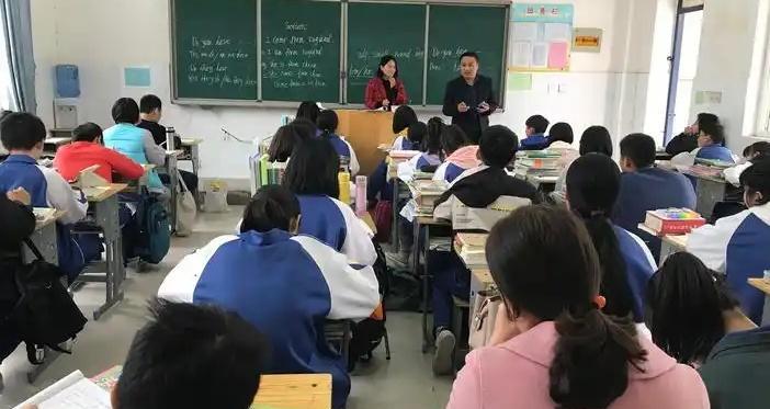 中考上岸重高后，才发现初中阶段有很多坑不能踩！1、初中要是靠补课才能提分的，到